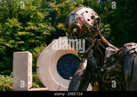 Eine monströse Skulptur aus Metallteilen, die auf der Kunsthandwerkermesse League of New Hampshire am Lake Sunapee, New Hampshire, ausgestellt wurde. Das Bild war c Stockfoto