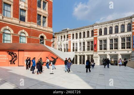 Der sackler Innenhof in der Exhibition Road Quartal das Victoria und das Albert Museum, London England United Kingdom UK Stockfoto