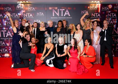 Alice Beer, Scott Miller, Sara Kayat, Dermot O'Leary, Holly Willoughby, Phillip Schofield, Alison Hammond, Nik Speakman, Eva Speakman, Sarah Jossel, Josie Gibson, Lisa Snowdon, Phil Vickery, Sharon Marshall, Zoe Williams, Rochelle Humes, Clodagh McKenna, Georgina Burnett und Sonia Sodha feiern im Presseraum, nachdem sie den Tagespreis für heute Morgen bei den National Television Awards 2022 in der OVO Arena Wembley in London gewonnen haben. Bilddatum: Donnerstag, 13. Oktober 2022. Stockfoto