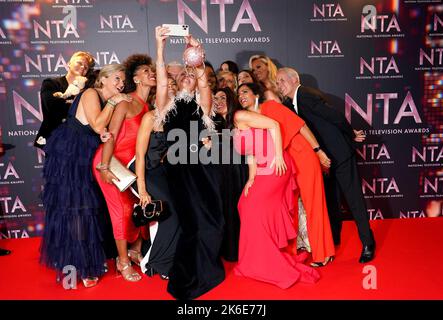 Alice Beer, Scott Miller, Sara Kayat, Dermot O'Leary, Holly Willoughby, Phillip Schofield, Alison Hammond, Nik Speakman, Eva Speakman, Sarah Jossel, Josie Gibson, Lisa Snowdon, Phil Vickery, Sharon Marshall, Zoe Williams, Rochelle Humes, Clodagh McKenna, Georgina Burnett und Sonia Sodha feiern im Presseraum, nachdem sie den Tagespreis für heute Morgen bei den National Television Awards 2022 in der OVO Arena Wembley in London gewonnen haben. Bilddatum: Donnerstag, 13. Oktober 2022. Stockfoto