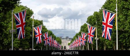 Union Jack Flags entlang der Mall, London England Großbritannien Stockfoto
