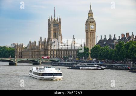 Kreuzfahrtschiffe auf der Themse mit Westminster Bridge, dem Big Ben Uhrenturm und dem Palace of Westminster, London England Großbritannien Stockfoto