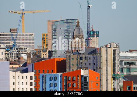 Der Uhrturm des Rathauses von Leeds wird langsam von höheren modernen Gebäuden umgeben. Das Ibis Hotel wird derzeit durch eine neue Verkleidung ersetzt Stockfoto