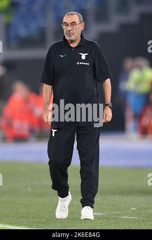 Rom, Italien. 13. Oktober 2022. Maurizio Sarri von der SS Lazio schaut während des UEFA Europa League-Spiels zwischen Lazio und SK Sturm Graz am 13. Oktober 2022 im Stadio Olimpico, Rom, Italien, nach. Kredit: Giuseppe Maffia/Alamy Live Nachrichten Stockfoto