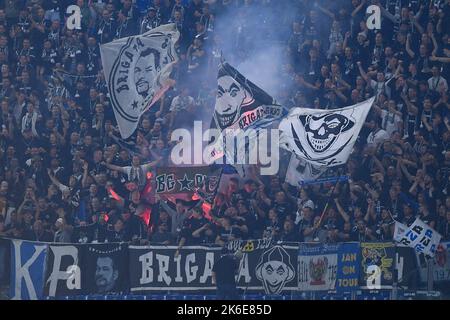 Rom, Italien. 13. Oktober 2022. Fans von Sturm Graz beim UEFA Europa League Spiel zwischen Lazio und SK Sturm Graz im Stadio Olimpico, Rom, Italien am 13. Oktober 2022. Kredit: Giuseppe Maffia/Alamy Live Nachrichten Stockfoto