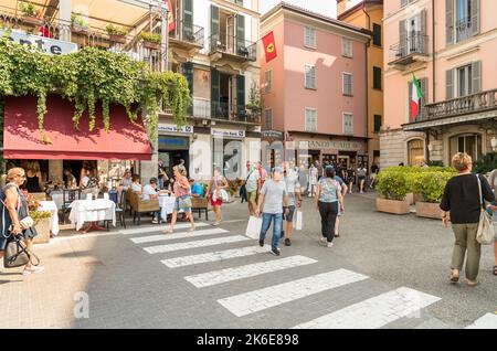 Bellagio, Lombardei, Italien - 5. September 2022: Besucher des malerischen kleinen Dorfes Bellagio am Comer See. Stockfoto