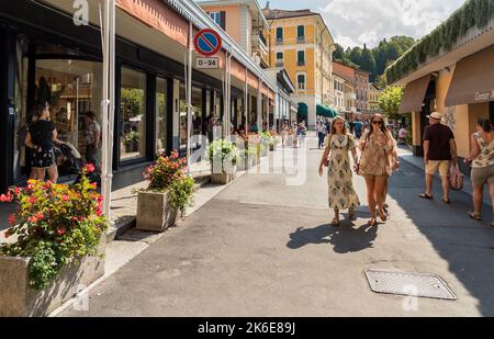 Bellagio, Lombardei, Italien - 5. September 2022: Besucher des malerischen kleinen Dorfes Bellagio am Comer See. Stockfoto