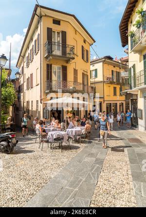 Bellagio, Lombardei, Italien - 5. September 2022: Besucher des malerischen kleinen Dorfes Bellagio am Comer See. Stockfoto