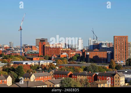 Blick auf das Stadtzentrum von Leeds mit einem neuen Turmdrehkran auf der Lissabonner Straße. Stockfoto