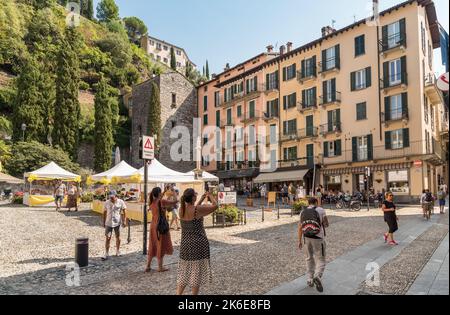 Bellagio, Lombardei, Italien - 5. September 2022: Besucher des malerischen kleinen Dorfes Bellagio am Comer See. Stockfoto