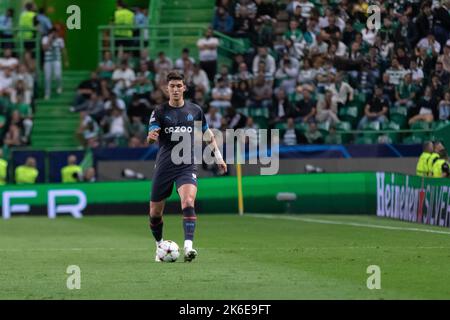 12. Oktober 2022. Lissabon, Portugal. Marseille Verteidiger aus Argentinien Leonardo Balerdi (5) in Aktion während des Spiels der Gruppe D 4. für die UEFA Champions League, Sporting vs Olympique de Marseille © Alexandre de Sousa/Alamy Live News Stockfoto