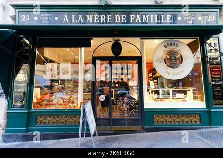 Paris, France- October 09 , 2022 : A la Mere de Famille ist das älteste Schokoladengeschäft in Paris. Das Geschäft wurde 1761 in Faubourg Montmartre eröffnet Stockfoto