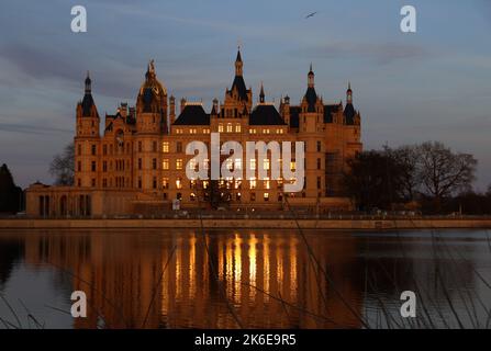 Das Schloss in Swerin ist ein bisschen märchenhaft und das Prinzessinnenschloss, das vor allem in der Abenddämmerung die Bühne für Phantasie und Geschichtenerzählen lässt. Für Stockfoto