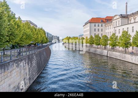 Berlin, Deutschland - 23. September 2022: Schifffahrtskanal Berlin-Spandau mit dem Gebäude des Bundesministeriums für Wirtschaft und Energie und dem neuen Stockfoto