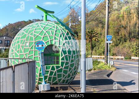 kyushu, japan - dezember 10 2021: Süße und lustige riesige Cantaloupe-Frucht, die als Bushaltestelle an der Hirahara-Station auf dem Highway 207 von Konagai entworfen wurde Stockfoto