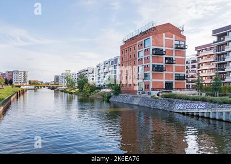 Berlin, Deutschland - 23. September 2022: Neue Brücke Golda-Meir-Steg über den Schifffahrtskanal Berlin-Spandau und das neue Quartier als Ort zum Leben, Arbeiten, Stockfoto