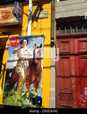 Altes Coca Cola-Schild an einer Wand in Valparaiso, Chile Stockfoto