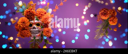 Dia De Los Muertos oder Tag der Toten Feier Banner mit leerem Raum. Mit Ringelblume geschmückter Möwe. Mexikanisches Traditionelles Festliches. Stockfoto