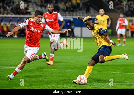 Victor Gomez von Braga und Simon Adingra von der Union kämpfen während eines Spiels zwischen dem belgischen Fußballteam Royale Union Saint-Gilloise und dem portugiesischen Club SC Braga am Donnerstag, dem 13. Oktober 2022 in Heverlee, Belgien, um den Ball, das vierte von sechs Spielen in der Gruppenphase des UEFA Europa League-Wettbewerbs. BELGA FOTO LAURIE DIEFFEMBACQ Stockfoto