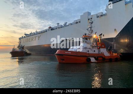 Koper, Slowenien. 10. Oktober 2022. Das kommerzielle Frachtschiff Liberty Promise kommt am 9. Oktober im Hafen von Koper in Slowenien an und trägt rund 800 Ausrüstungsgegenstände der 101. Division Sustainment Brigade Lifeliners 101. Airborne Division Air Assault. Elemente der 101. Airborne Division aus Fort Campbell, Kentucky, werden eingesetzt, um die Vereinigten Staaten unablässigen Einsatz für unsere europäischen und NATO-Verbündeten zu unterstützen. Dieser vorübergehende Einsatz ist eine Reaktion auf die Invasion der Ukraine und stellt keine dauerhafte Veränderung der allgemeinen Haltung der Streitkräfte in Europa dar. (Kredit I Stockfoto