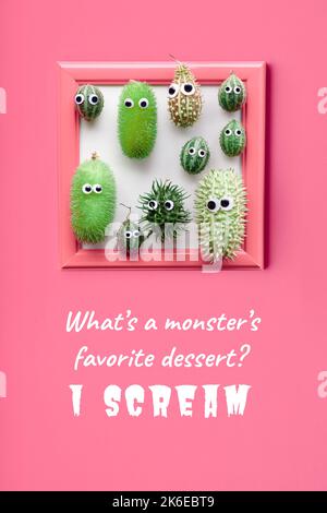 Handgefertigte natürliche Monster mit schönen Augen aus natürlichen spiky Dekofrüchten in quadratischem Rahmen auf pulsierendem Punk-Hintergrund. Herbst, Herbst lustig handgefertigt Stockfoto