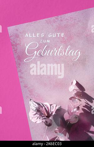 Grußtext alles gute zum Geburtstag bedeutet Happy Birthday in deutscher Sprache. Abstraktes, flaches Lay mit trockener cala Lily Blume und Eukalyptus-Zweig Stockfoto
