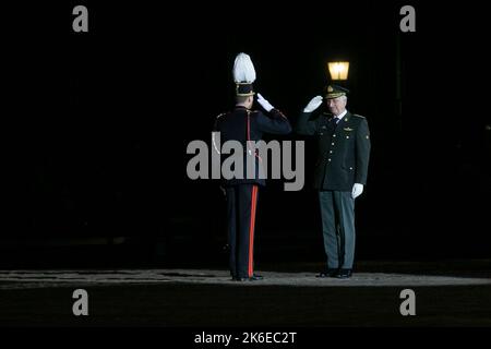 König Philippe - Filip von Belgien, abgebildet während der Eröffnungsfeier des akademischen Jahres 2022-2023 der Königlichen Militärschule (KMS), in Brüssel, Donnerstag, 13. Oktober 2022. Die neuen Studenten, darunter Prinz Gabriel, nehmen ihren feierlichen Einzug ab und der König übergibt den degen des Königs auch an Vizeleutnant Jasper Mathys. BELGA FOTO HATIM KAGHAT Stockfoto