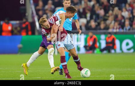 Sebastiano Esposito von Anderlecht und Flynn Downes von West Ham kämpfen während eines Fußballspiels zwischen dem britischen West Ham United FC und dem belgischen RSC Anderlecht am Donnerstag, dem 13. Oktober 2022, in London, Großbritannien, Belgien, am vierten Tag in der Gruppenphase der UEFA Conference League um den Ball. BELGA FOTO VIRGINIE LEFOUR Stockfoto