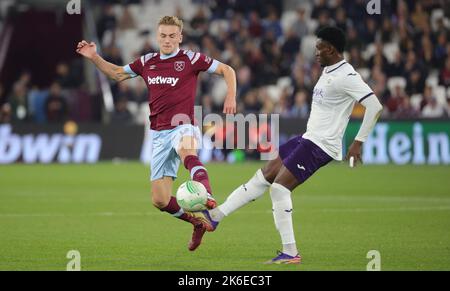 Flynn Downes von West Ham und Amadou Diawara von Anderlecht kämpfen während eines Fußballspiels zwischen dem britischen West Ham United FC und dem belgischen RSC Anderlecht am Donnerstag, dem 13. Oktober 2022, in London, Großbritannien, Belgien, am vierten Tag in der Gruppenphase der UEFA Conference League um den Ball. BELGA FOTO VIRGINIE LEFOUR Stockfoto