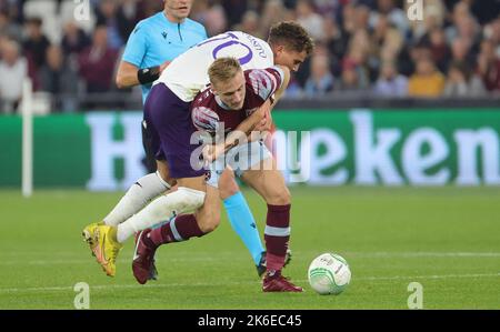 Sebastiano Esposito von Anderlecht und Flynn Downes von West Ham kämpfen während eines Fußballspiels zwischen dem britischen West Ham United FC und dem belgischen RSC Anderlecht am Donnerstag, dem 13. Oktober 2022, in London, Großbritannien, Belgien, am vierten Tag in der Gruppenphase der UEFA Conference League um den Ball. BELGA FOTO VIRGINIE LEFOUR Stockfoto