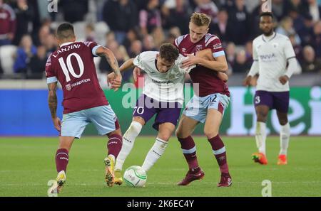 Sebastiano Esposito von Anderlecht und Flynn Downes von West Ham kämpfen während eines Fußballspiels zwischen dem britischen West Ham United FC und dem belgischen RSC Anderlecht am Donnerstag, dem 13. Oktober 2022, in London, Großbritannien, Belgien, am vierten Tag in der Gruppenphase der UEFA Conference League um den Ball. BELGA FOTO VIRGINIE LEFOUR Stockfoto