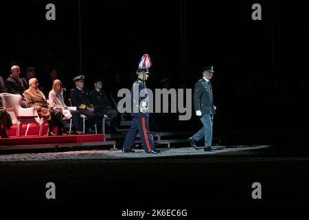 König Philippe - Filip von Belgien, abgebildet während der Eröffnungsfeier des akademischen Jahres 2022-2023 der Königlichen Militärschule (KMS), in Brüssel, Donnerstag, 13. Oktober 2022. Die neuen Studenten, darunter Prinz Gabriel, nehmen ihren feierlichen Einzug ab und der König übergibt den degen des Königs auch an Vizeleutnant Jasper Mathys. BELGA FOTO HATIM KAGHAT Stockfoto