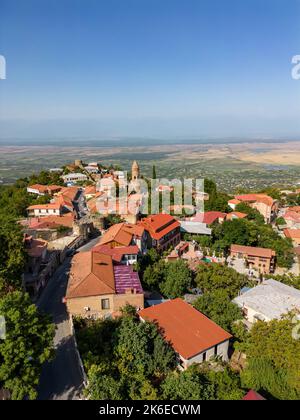 Eine Luftaufnahme eines alten Dorfes und einer weiten Landschaft unter klarem Himmel Stockfoto