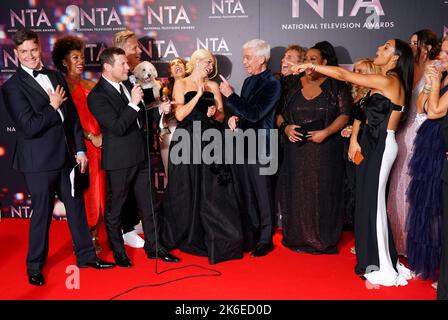 Zoe Williams, Dermot O'Leary, Holly Willoughby, Phillip Schofield, Nik Speakman, Alison Hammond, Rochelle Humes und die Crew von This Morning feiern im Presseraum, nachdem sie den Tagespreis bei den National Television Awards 2022 in der OVO Arena Wembley in London gewonnen haben. Bilddatum: Donnerstag, 13. Oktober 2022. Stockfoto