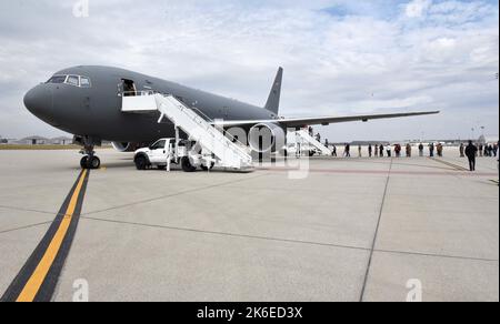 Ein KC-46A Pegasus von der McConnell Air Force Base, Kansas, hielt am Wright-Patterson Air Force Base, Ohio, für einen Routinestopp an und erlaubte dem Basispersonal, das Flugzeug am 12. Oktober 2022 zu besichtigen. (USA Luftwaffe Foto von Brian Dierick) Stockfoto