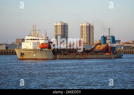 Ein nachlaufendes Baggerschiff mit Saugtrichter, City of Westminster, auf der Themse in London, England, Vereinigtes Königreich Stockfoto