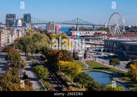 Montreal, CA - 11. Oktober 2022: Luftaufnahme des alten Hafens von Montreal, mit Riesenrad, Jacques Cartier Bridge und Bonsecours Market Stockfoto