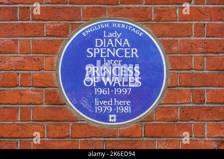 Eine blaue Plakette von Lady Diana Spencer am Coleherne Court an der Old Brompton Road, London England Vereinigtes Königreich Großbritannien Stockfoto