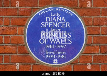 Eine blaue Plakette von Lady Diana Spencer am Coleherne Court an der Old Brompton Road, London England Vereinigtes Königreich Großbritannien Stockfoto