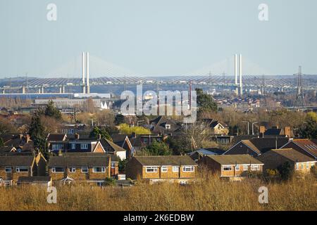 Häuser in Rainham mit Queen Elizabeth II Bridge im Hintergrund, Essex, England, Großbritannien, Großbritannien Stockfoto