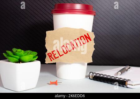 VERLAGERN Sie DAS auf Holzblock geschriebene Wort. Stockfoto