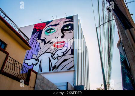 Wandgemälde im Comic-Stil auf einem hohen Gebäude im Roma-Viertel von Mexiko-Stadt Stockfoto