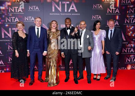 CAL MacAninch, Vicky McClure, Eric Shango, Nabil Elouahabi und Manjinder Virk im Presseraum, nachdem sie den New Drama Award bei den National Television Awards 2022 in der OVO Arena Wembley in London gewonnen hatten. Bilddatum: Donnerstag, 13. Oktober 2022. Stockfoto