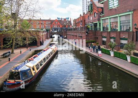 Narrowboat am Birmingham Old Main Line Canal am Brindleyplace, Birmingham West Midlands England Vereinigtes Königreich Stockfoto