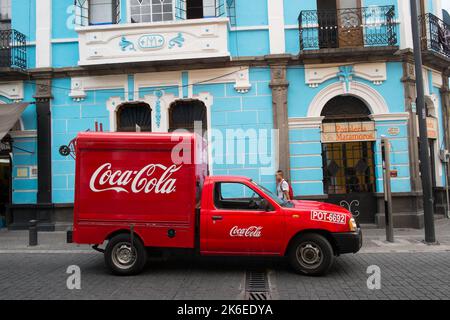 Roter Coca-Cola Lieferwagen, hellblaue Wand, Puebla, Mexiko Stockfoto