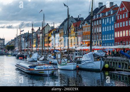 Bunte Stadthäuser entlang Nyhavn Kanal in Kopenhagen, Dänemark Stockfoto