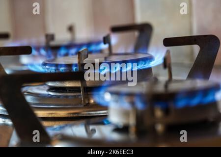 Blaue Gasflammen brennen auf einem Gasherd, Gasherd der Küche Stockfoto