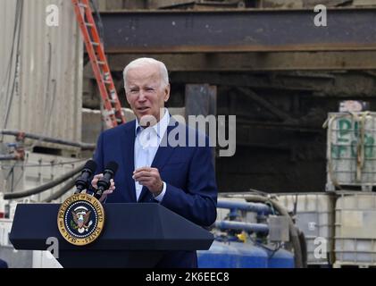 Ein Geheimagent sichert das Gebiet, während er auf Präsident Joe Bidens Ansprache an Würdenträger und Bauarbeiter auf einer Metro-Baustelle wartet und am Donnerstag, dem 13. Oktober 2022, Bundesinvestitionen zur Stärkung der Infrastruktur des Landes in Los Angeles anpreizt. Biden hob auch seine Bemühungen hervor, die Kosten für verschreibungspflichtige Medikamente zu senken, Medicare zu schützen und die soziale Sicherheit zu stärken und die Bemühungen der Republikaner im Kongress zu bekämpfen, um Medicare und die soziale Sicherheit in den Zerkleinerungsblock zu bringen und Werbegeschenke an Big Pharma wieder einzusetzen. Foto von Jim Ruymen/UPI Stockfoto