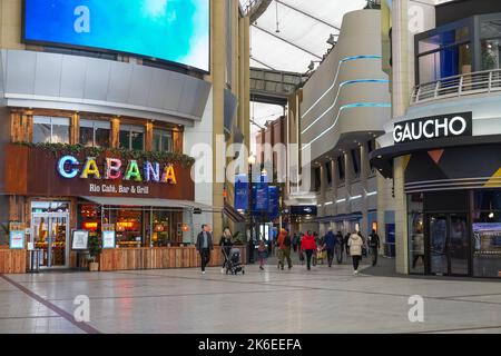 Geschäfte und Restaurants in der O2 Arena Hall, innen, London England Großbritannien Stockfoto