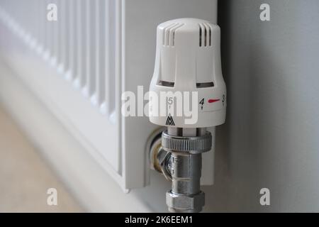 Nahaufnahme des vollständig geöffneten Heizkörperthermostats Stockfoto